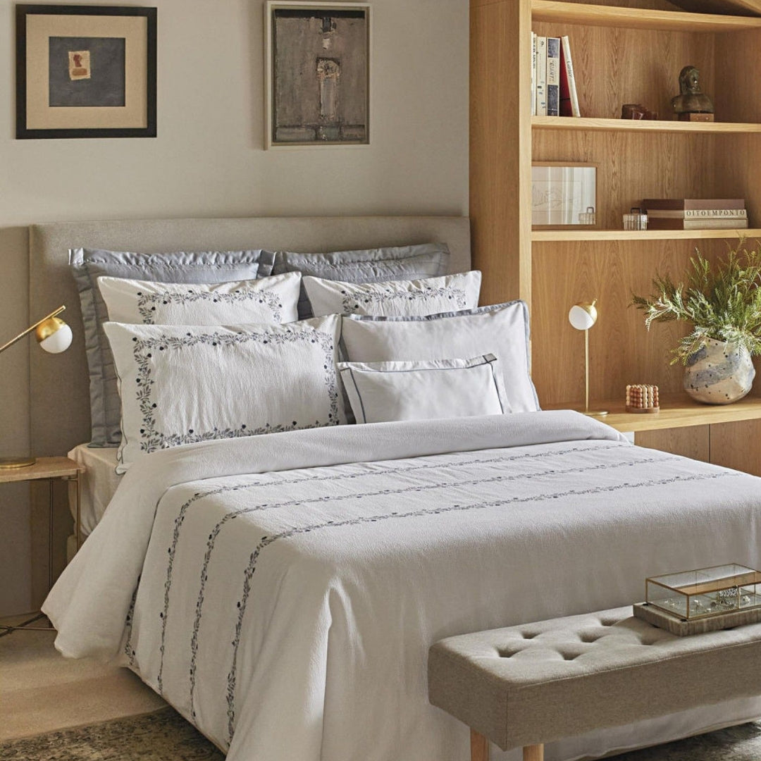 Gultas veļa FLORA seersucker ar izšūtiem ziediem