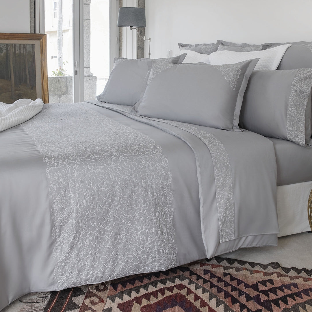 Satīna gultas veļa CALLATIS ar izšūtu rakstu