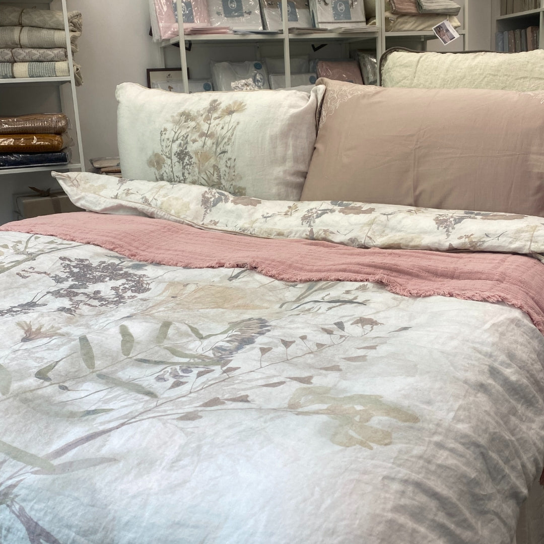 VIVALDI – lina gultas veļa ar pļavu ziedu vieglumu