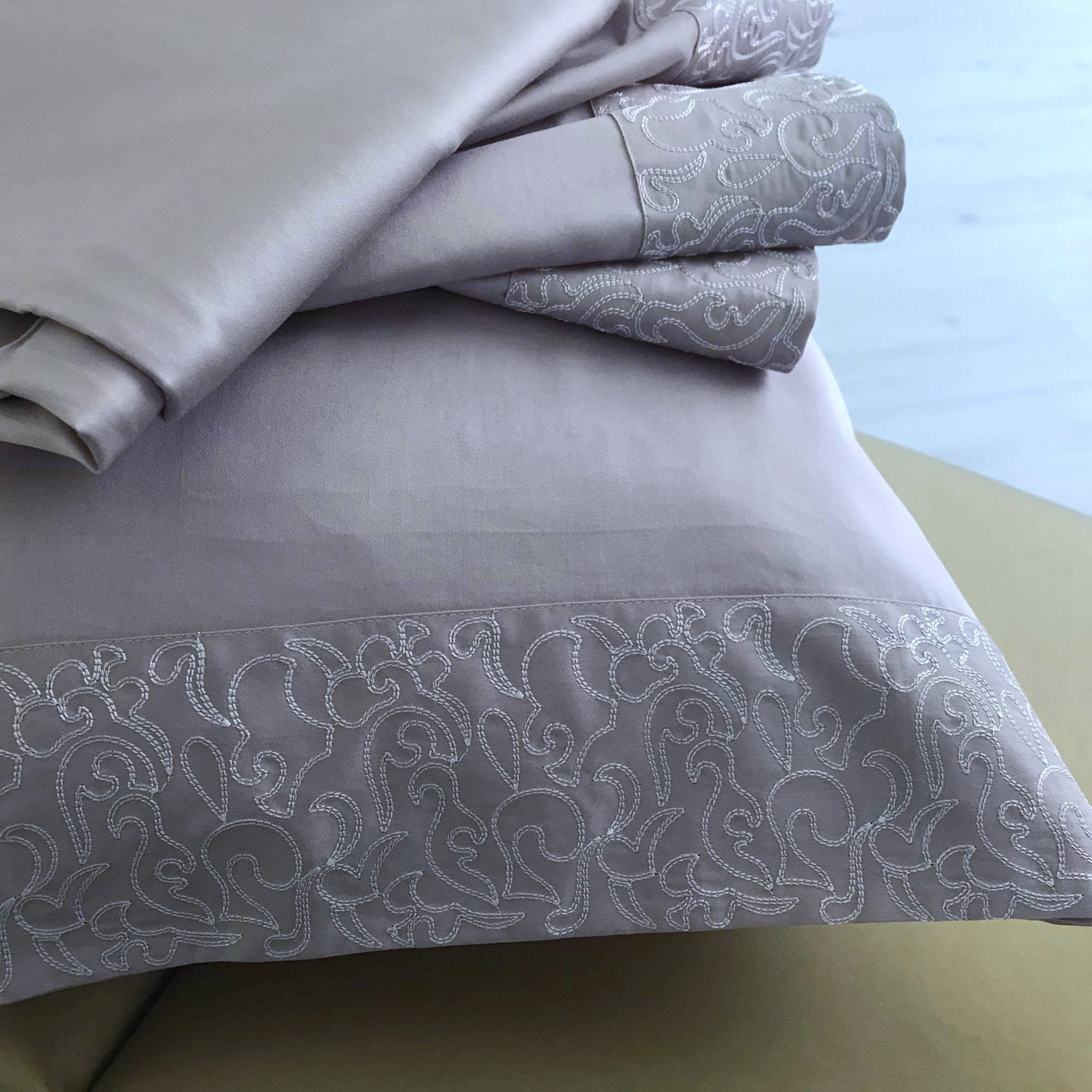 Satīna gultas veļa CALLATIS ar izšūtu rakstu