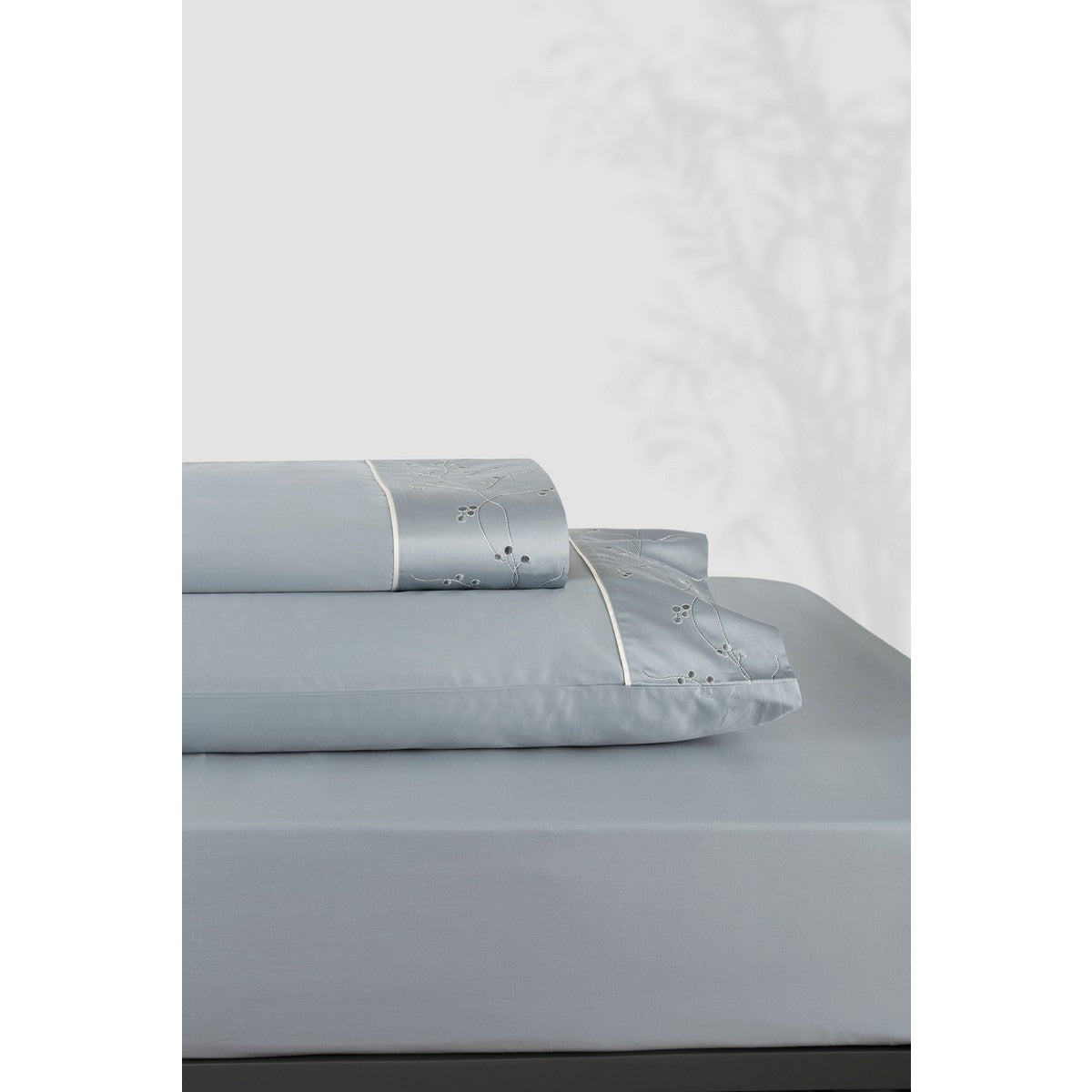 Satīna gultas veļa ESSENZA 2 krāsās ar izšuvumu