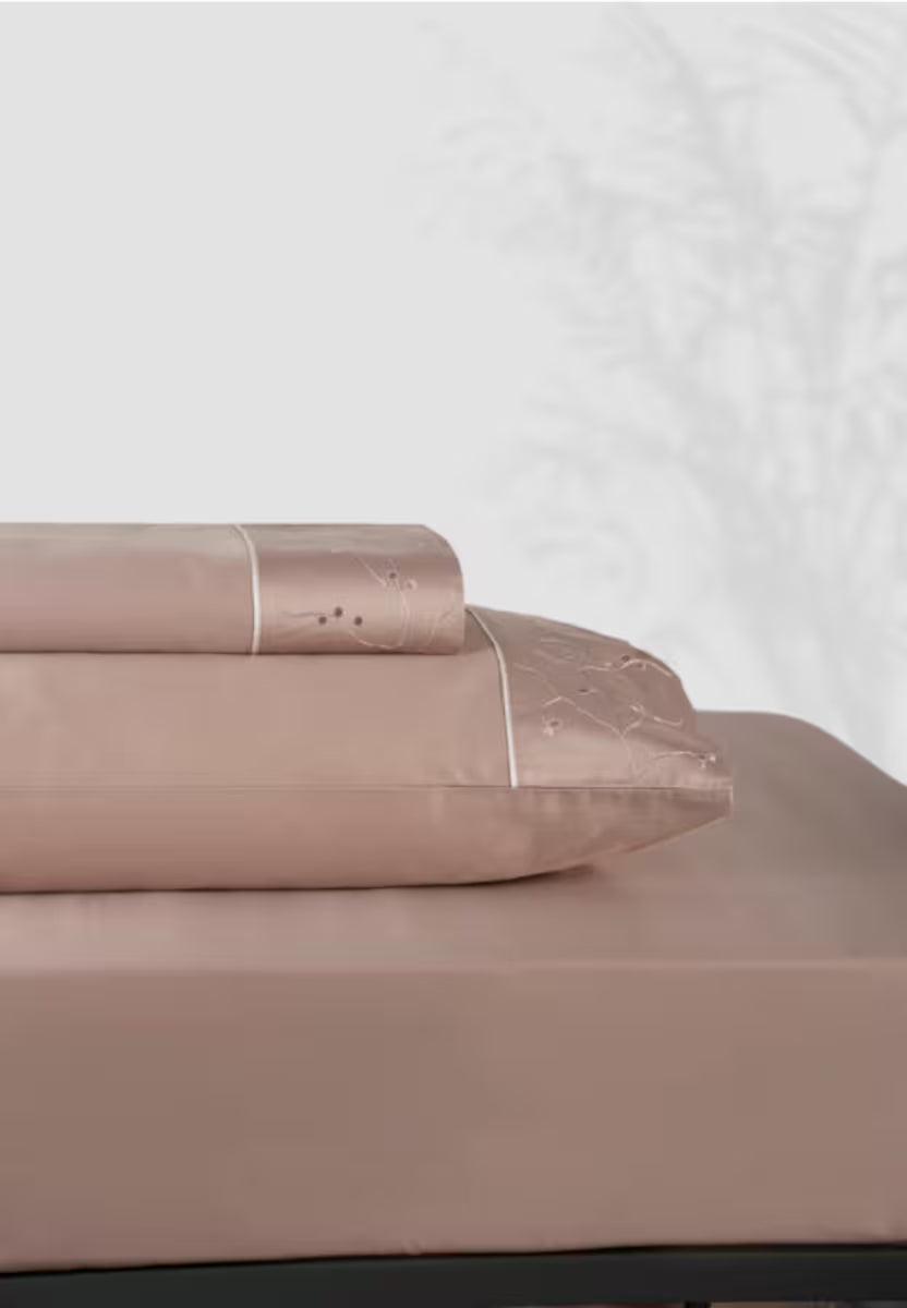 Satīna gultas veļa ESSENZA 2 krāsās ar izšuvumu