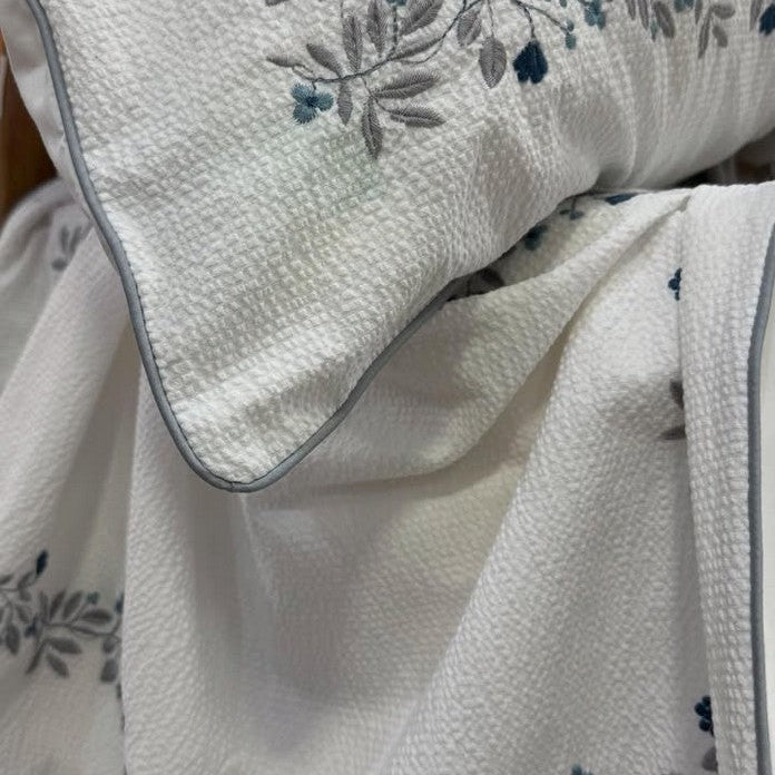 Gultas veļa FLORA seersucker ar izšūtiem ziediem