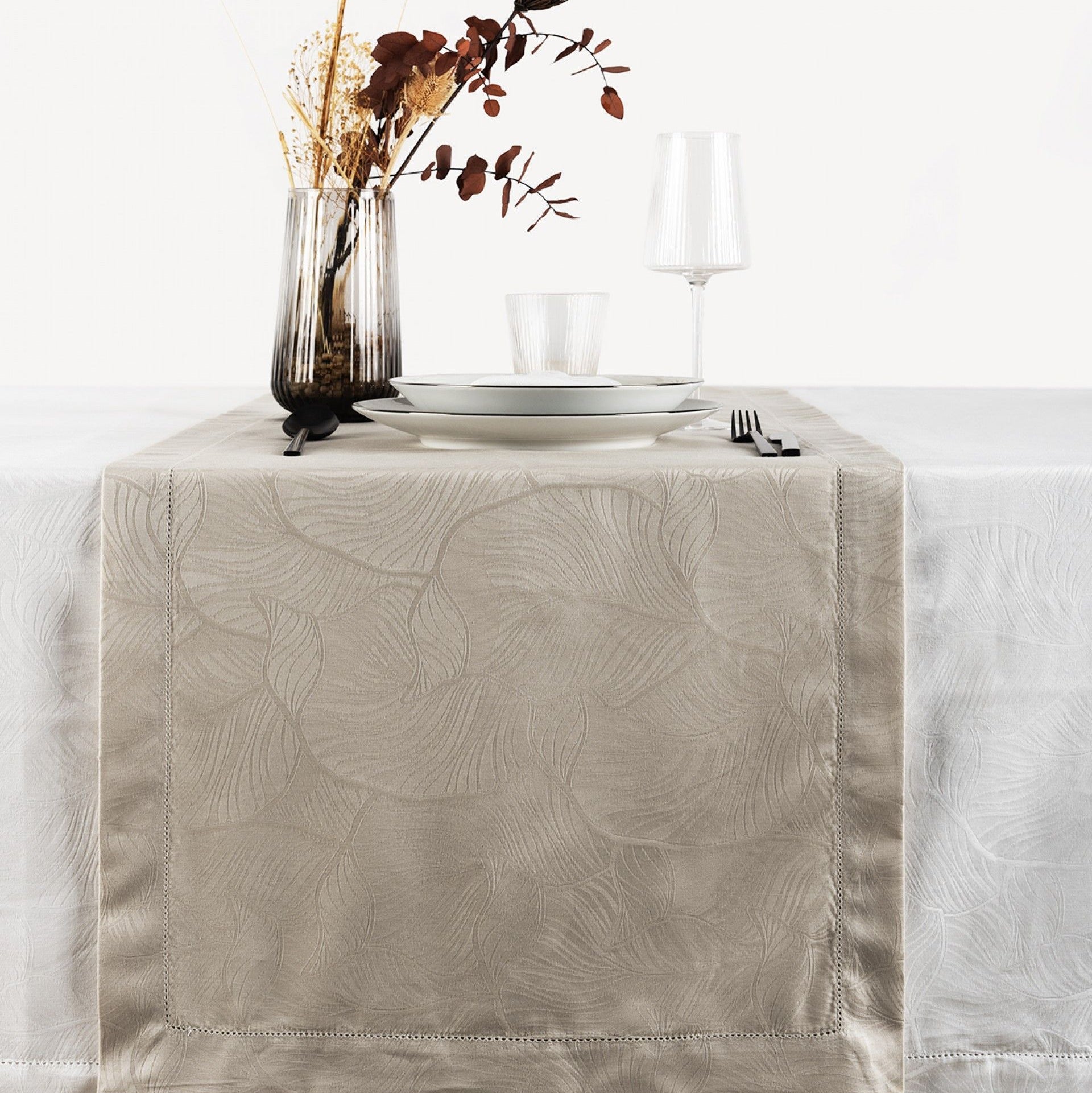 GLORIA – žakarda galda tekstils ar mūžīgu eleganci