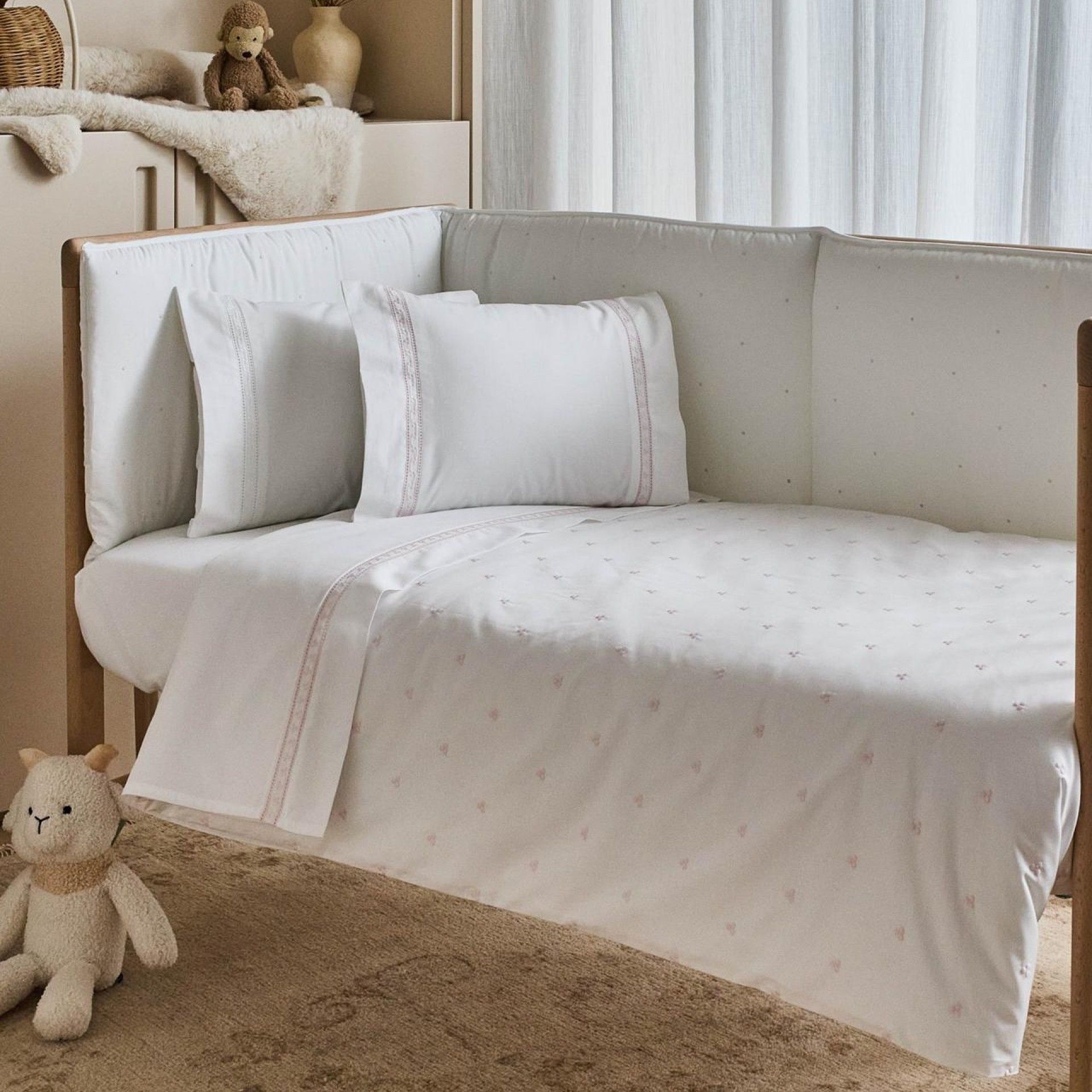 IRIS – детское постельное белье, отличающееся невероятной мягкостью и изысканной вышивкой.