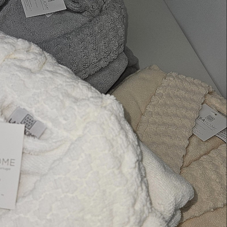 PICO – роскошные махровые банные халаты с декоративной текстурой.