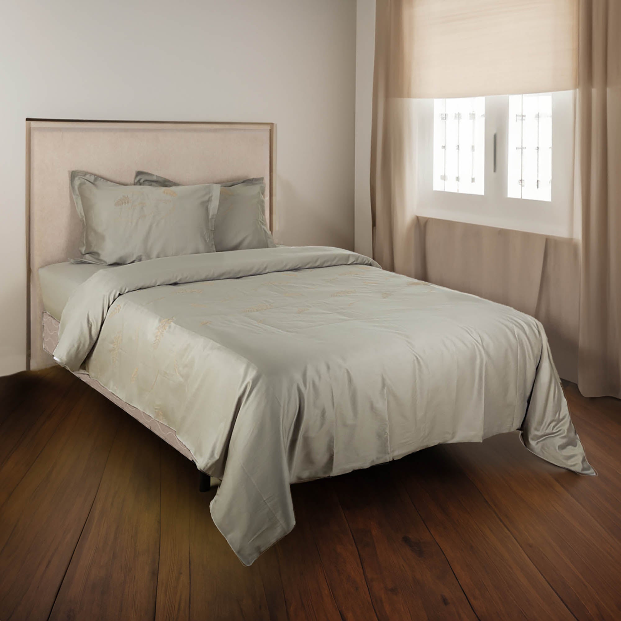 Satīna gultas veļa VIENNA ar izšuvumu — klusa greznība guļamistabai