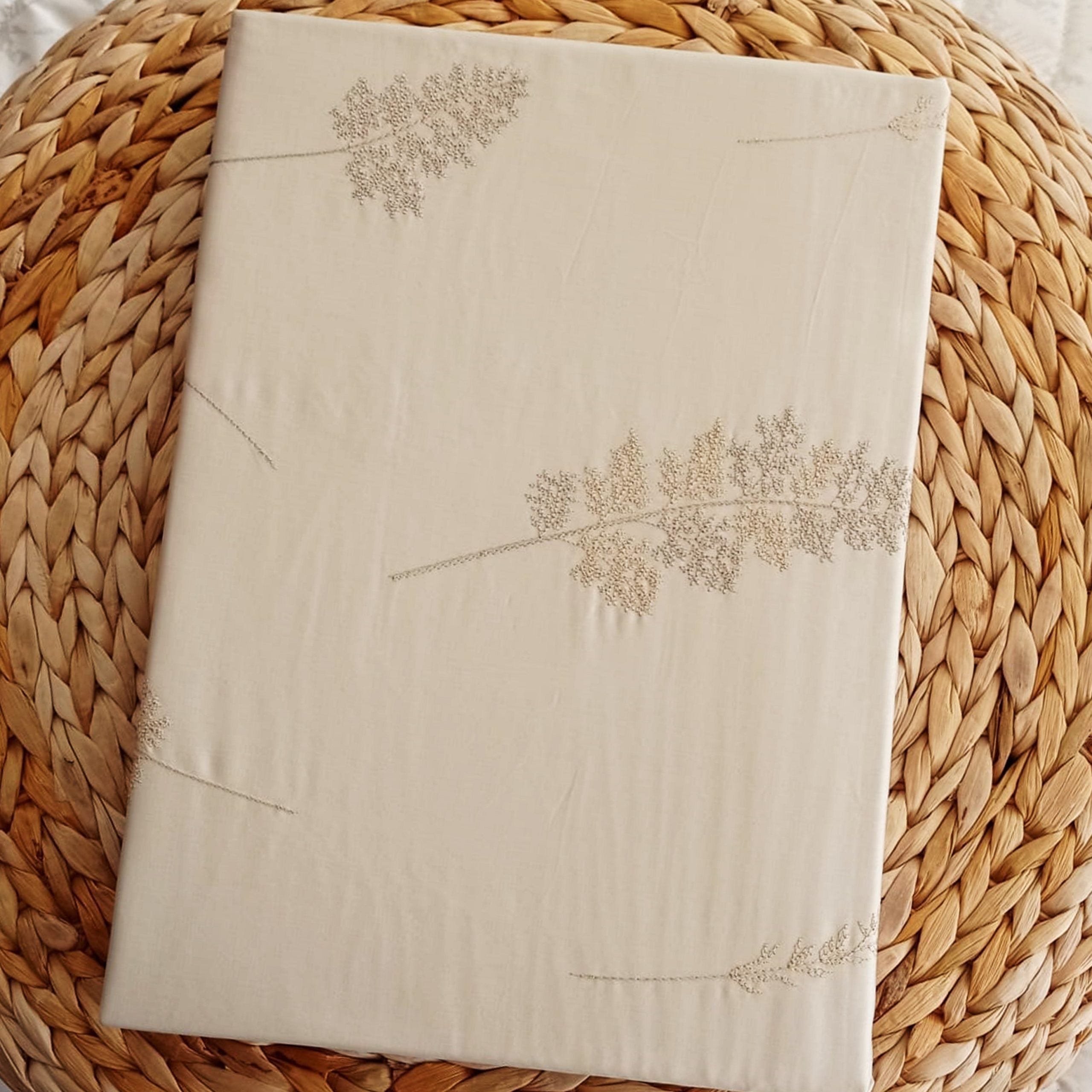 Satīna gultas veļa VIENNA ar izšuvumu — klusa greznība guļamistabai