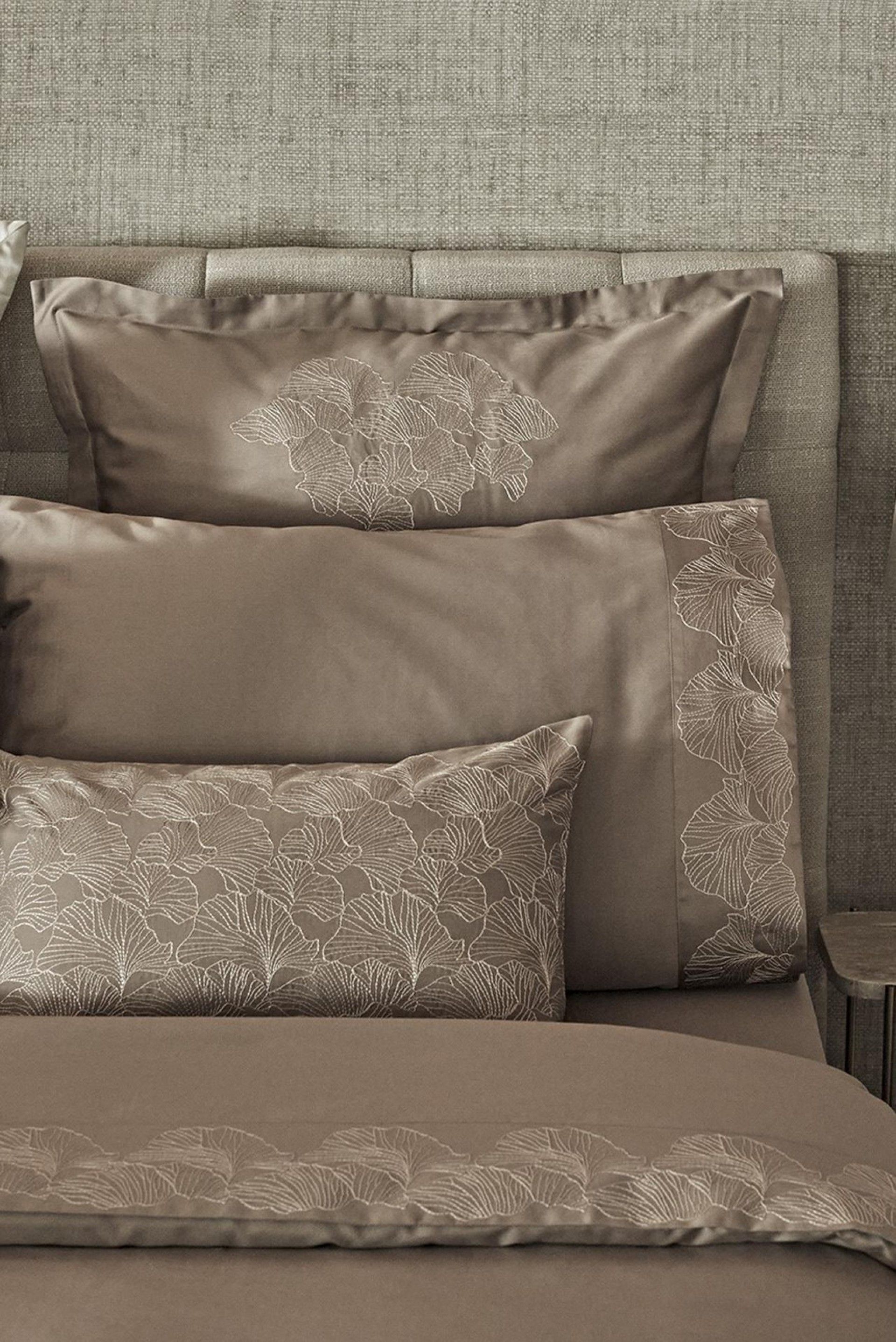 Gultas veļa NORI - satīns ar izšuvumu un dziļumu