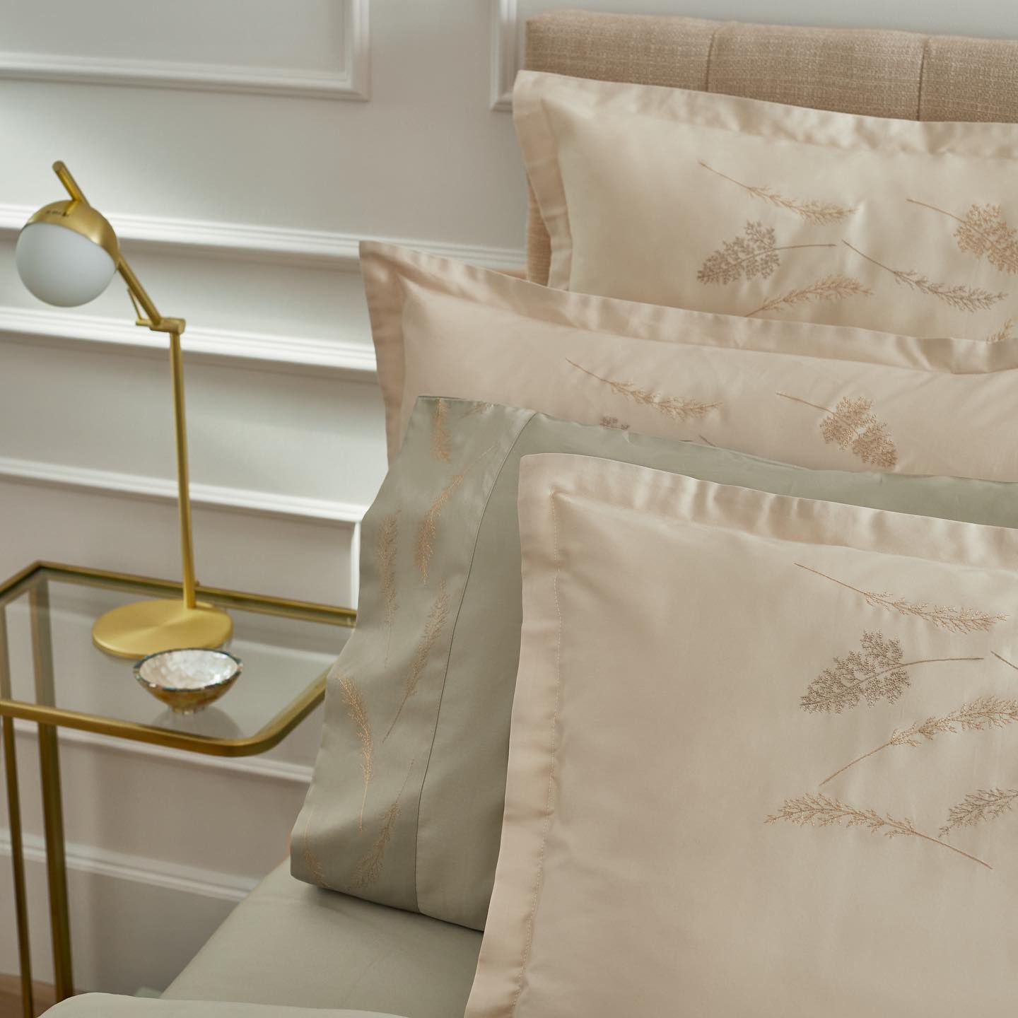 Satīna gultas veļa VIENNA ar izšuvumu — klusa greznība guļamistabai