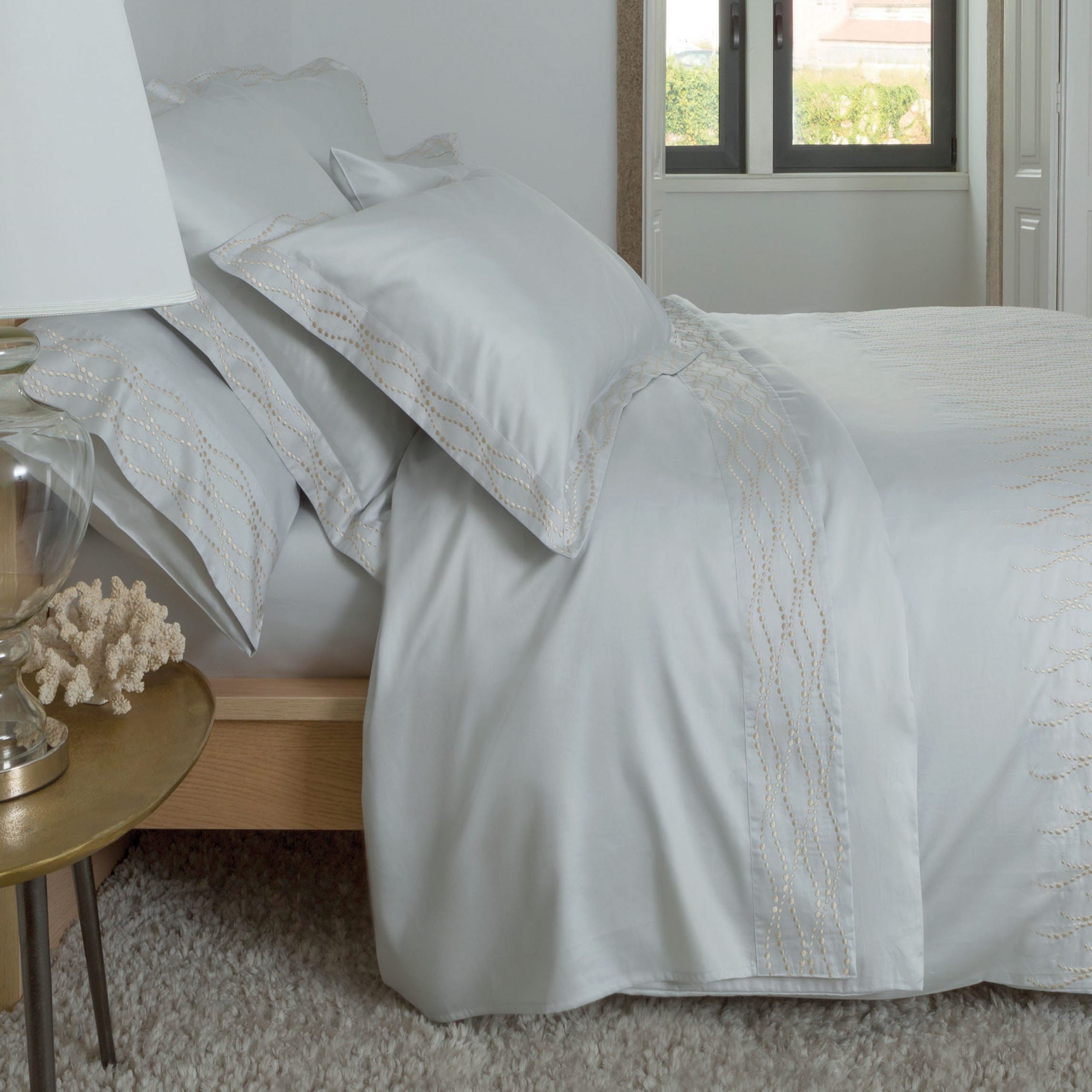 DUCHAMP satīna gultas veļa ar smalku izšuvumu