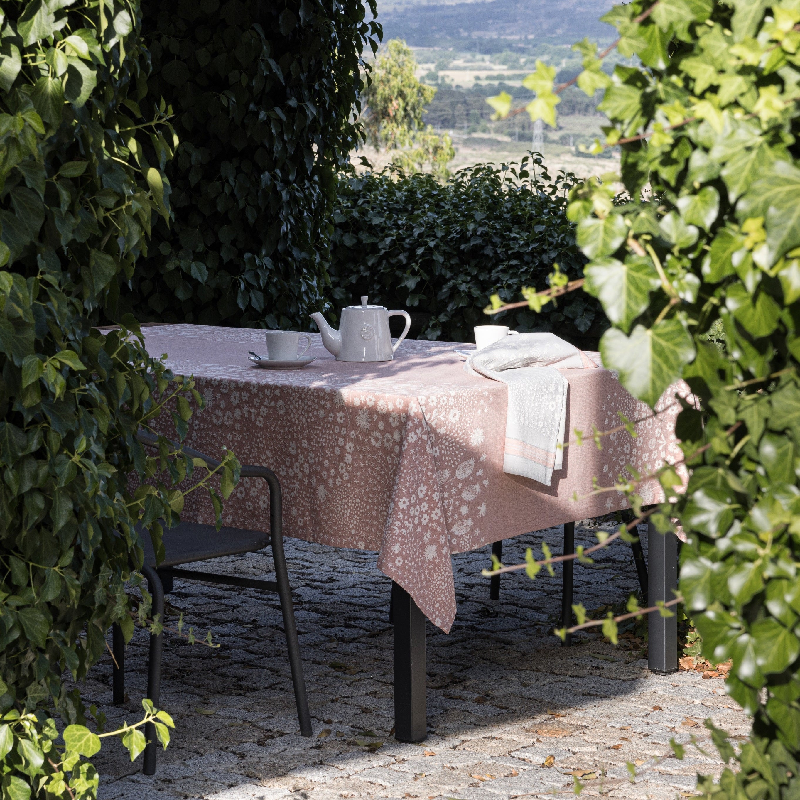 WILD ONE – ikdienas galdauti ar ziedu vieglumu