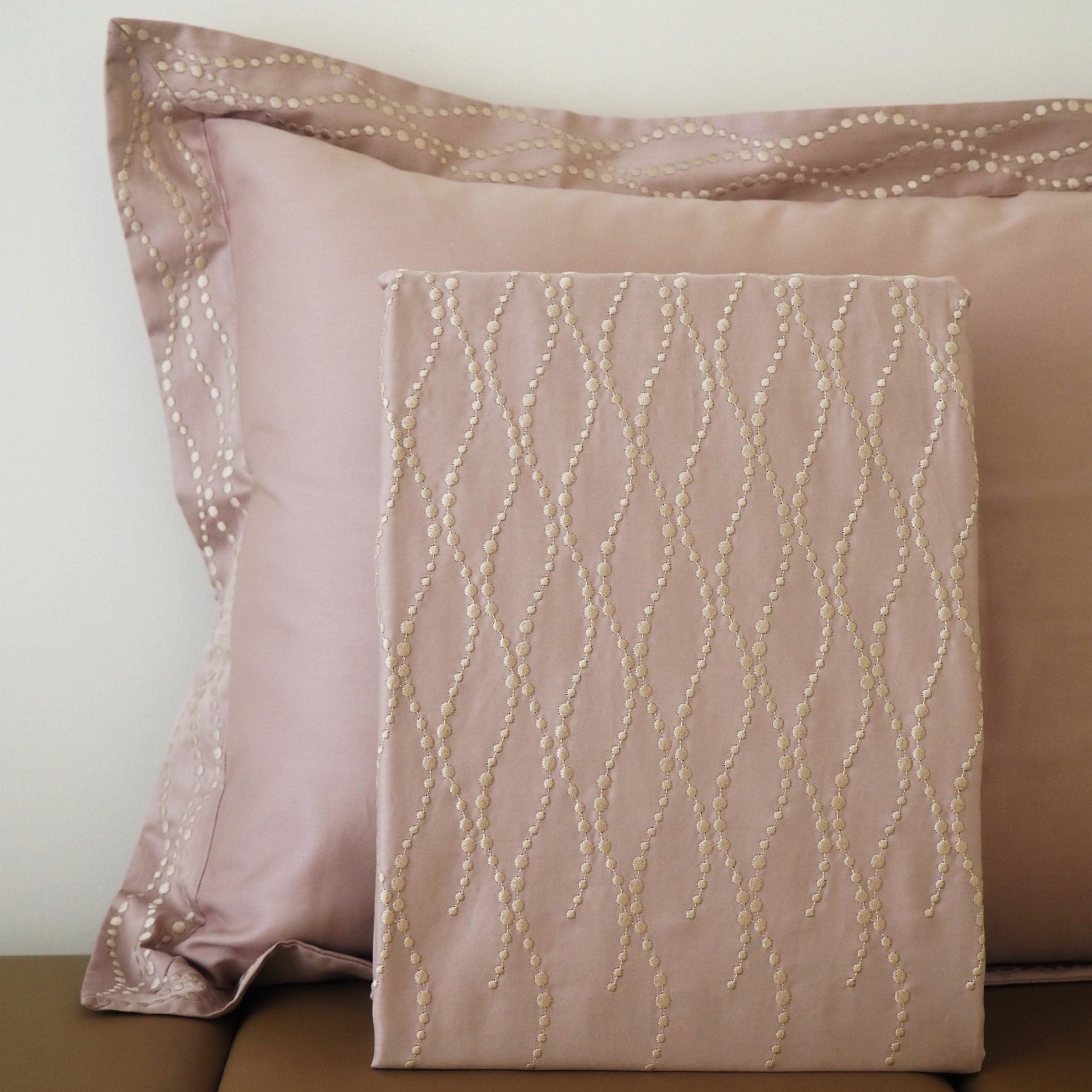 DUCHAMP satīna gultas veļa ar smalku izšuvumu