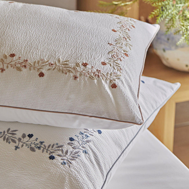 Gultas veļa FLORA seersucker ar izšūtiem ziediem