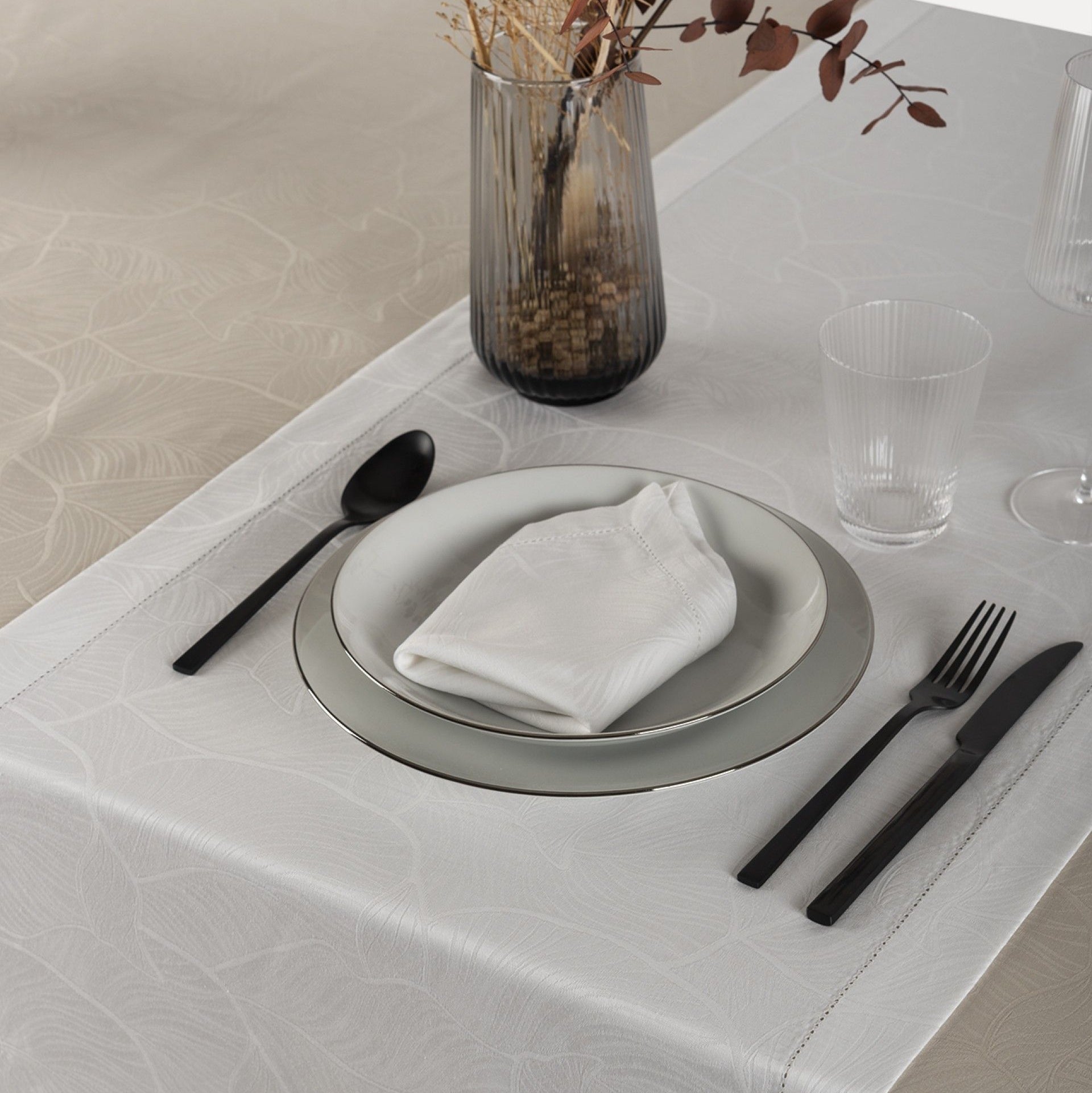 GLORIA – žakarda galda tekstils ar mūžīgu eleganci