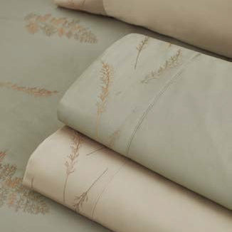 Satīna gultas veļa VIENNA ar izšuvumu — klusa greznība guļamistabai